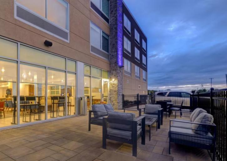 Holiday Inn Express & Suites - Detroit - Dearborn By Ihg Exterior foto