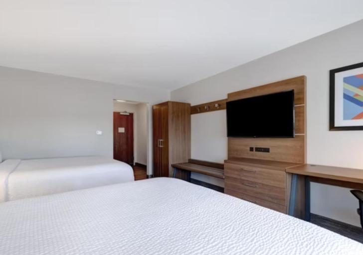 Holiday Inn Express & Suites - Detroit - Dearborn By Ihg Exterior foto